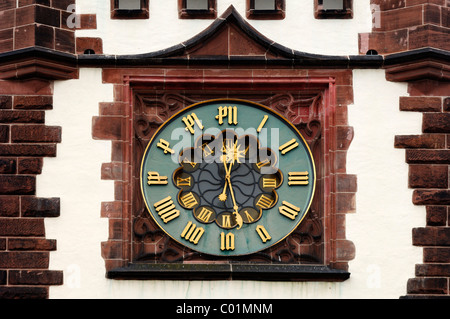 Uhr auf gekesselt Turm, 13. Jahrhundert, Kaiser-Joseph-Straße, Freiburg Im Breisgau, Baden-Württemberg, Deutschland, Europa Stockfoto