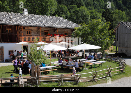 Biergarten vor Wofenhof Bauernhof, Markus Wasmeier Bauernhof und Wintersport Museum, Schliersee, Bayern, Oberbayern Stockfoto