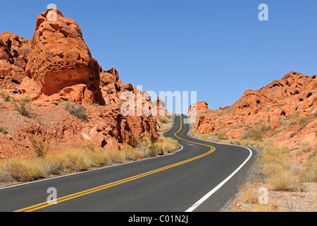 Straße durch das Tal des Feuers Staatspark, Nevada, USA, Nordamerika Stockfoto