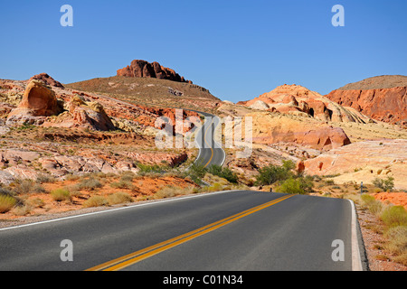 Straße durch das Tal des Feuers Staatspark, Nevada, USA, Nordamerika Stockfoto