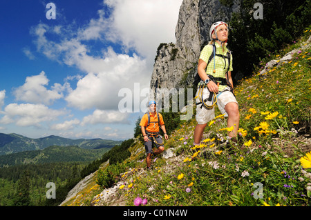 Bergsteiger, Gamssteig Klettern Route, Steinplatte Berg, outdoor, Reit Im Winkl, Chiemgau, Upper Bavaria, Bavaria, Germany Stockfoto