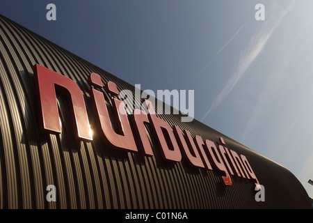 Nürburgring-Schild an der Fassade der Ring-Arena am Nürburgring Rennen verfolgen, Nuerburg, Rheinland-Pfalz, Deutschland, Europa Stockfoto