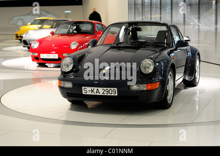 Porsche 911-Modelle, Porsche 911 Turbo 3.0 Coupé vor, Porsche Museum, Stuttgart, Baden-Württemberg, Deutschland, Europa Stockfoto