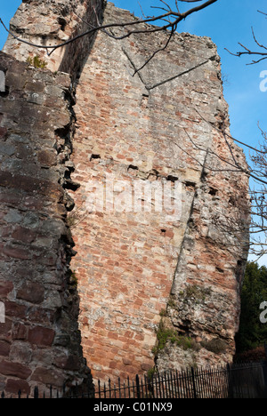 Bleibt die normannische Burg in Bridgnorth, Shropshire, die bei 15 Grad neigen. Stockfoto