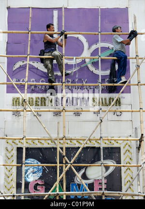 Arbeiter auf einem Gerüst gebildet von Bambus, Hong Kong, China, Asien Stockfoto