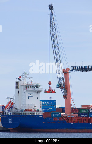 Containerschiff Sophia St Johns Verladung im Hafen von Larvik, Norwegen, Skandinavien, Europa Stockfoto