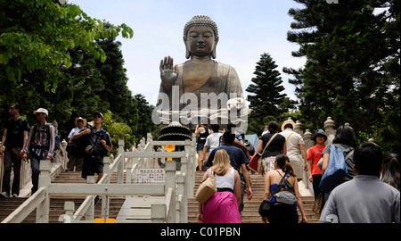 Touristen auf Tian Tan Buddha oder Big Buddha Statue, Hong Kong, China, Asien Stockfoto