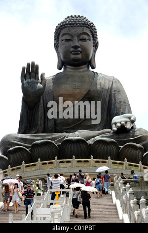 Touristen vor Tian Tan Buddha oder Big Buddha Statue, Hong Kong, China, Asien Stockfoto