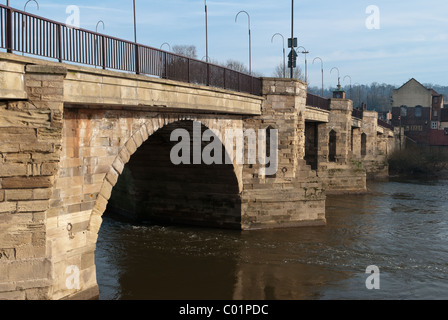 Alte Brücke über den Fluss Severn bei Bridgnorth in Shropshire. Stockfoto