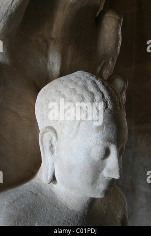 Ein Stein Buddha-Kopf und siebenköpfige Naga im alten Prasat Hin Phimai Palace, Isaan, Thailand. Stockfoto