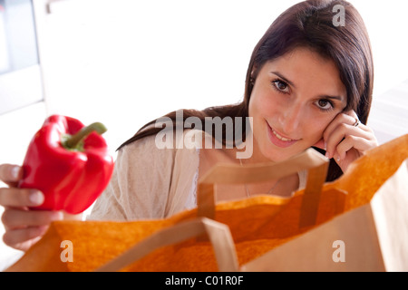 Junge Frau mit einer Einkaufstasche Stockfoto
