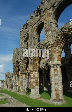 Whitby Abbey ist ein zerstörtes Benediktiner-Abtei mit Blick auf die Nordsee am East Cliff über Whitby in North Yorkshire, England. Stockfoto