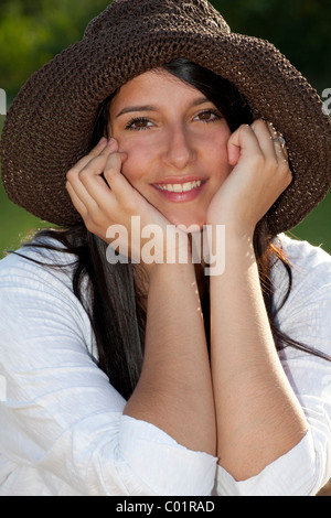 Junge Frau trägt einen Strohhut Stockfoto