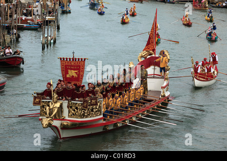 Boot mit Dogen an die historische Regata Storica-Regatta auf dem Canal Grande, Venedig, Veneto, Italien, Europa Stockfoto