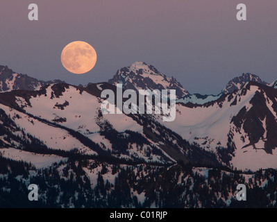 Vollmond über der Olympischen Halbinsel, Washington, USA Stockfoto