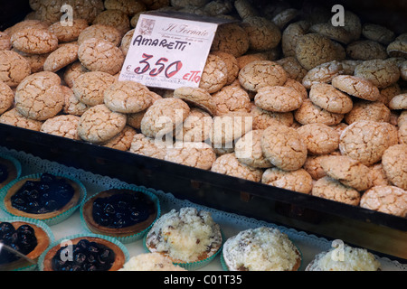 Amaretti-Kekse in einer Bäckerei in Rom, Italien Stockfoto