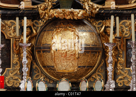 Tabernakel, geformt wie eine Kugel auf dem Hauptaltar der Klosterkirche, Dürnstein, Wachau Valley, Region Waldviertel Stockfoto