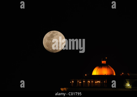 Volle Ernte Mondaufgang über einen wunderschön beleuchteten Kuppel Stockfoto