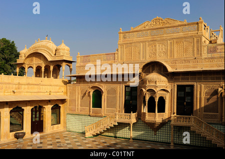 Kunstvoll verzierte Schnitzereien der Sandsteinfassade und Innenhof in ein altes Haveli, ein privates Herrenhaus der reichen Kaufleute Stockfoto