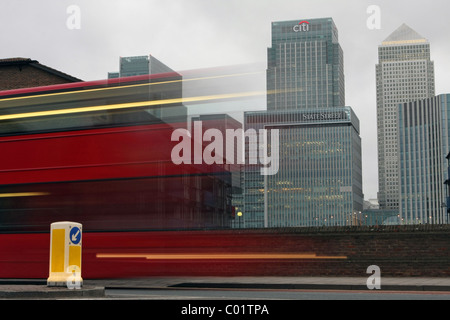 Ein verschwommener roter Londoner Bus Reisen vergangen Canary Wharf Stockfoto