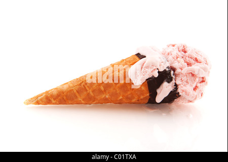 Frische Erdbeer Eis Kegel isoliert auf weißem Hintergrund Stockfoto