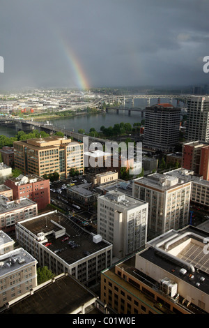 Blick über die Stadt mit einem Regenbogen, Portland, Oregon, USA Stockfoto