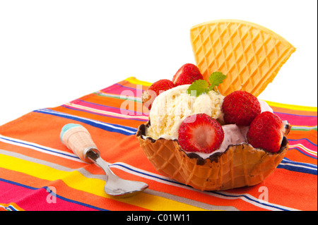 Frisches Eis Tasse mit Erdbeeren und Waffel in Sommerfarben Stockfoto