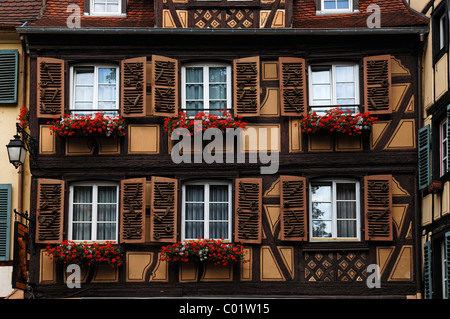 Altes Fachwerk Fassade mit Backwaren am Rolladen als Dekoration, Place Jeanne d ' Arc 6, Colmar, Elsass, Frankreich Stockfoto