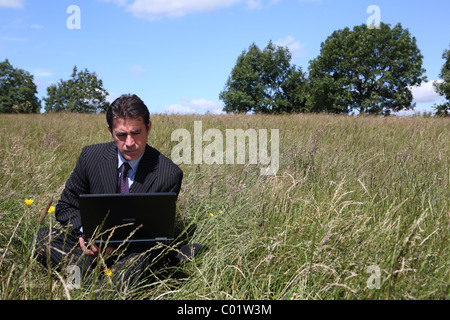 Geschäftsmann, die Remote arbeiten, in ländlicher Lage Stockfoto