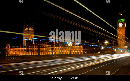 Lichtspuren außerhalb den Houses of Parliament in London Stockfoto