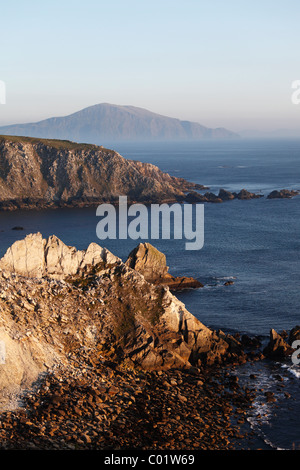 Klippen in der Nähe von Ashleam, Achill Island, County Mayo, Provinz Connacht, Republik Irland, Europa Stockfoto