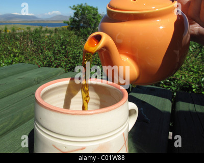 Tee ausgegossen, eine Teekanne, Owenduff, Corraun-Halbinsel, County Mayo, Connacht Provinz, Republik Irland, Europa Stockfoto