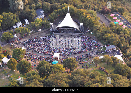 Luftbild, Freilichtbuehne Loreley Freilichtbühne auf der Loreley-Plateau am Loreley-Felsen, hoch über dem Rhein während einer Stockfoto