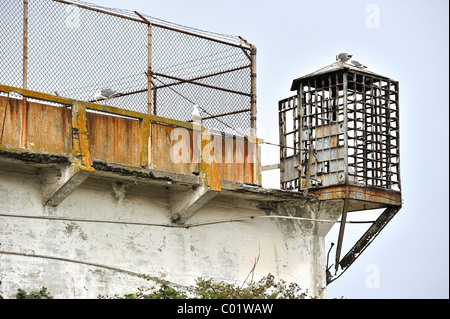 Garde-Käfig auf der Gefängnismauer, Alcatraz Island, Kalifornien, USA Stockfoto