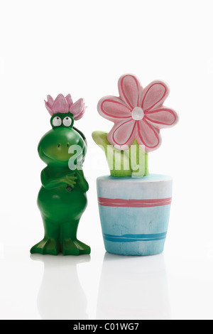 Frosch Figur mit künstlichen Blumentopf Stockfoto