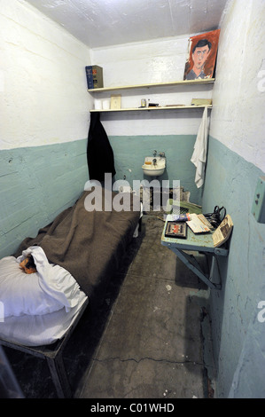 Blick in eine Zelle in einem Zellenblock im Gefängnis Alcatraz Island, Kalifornien, USA Stockfoto