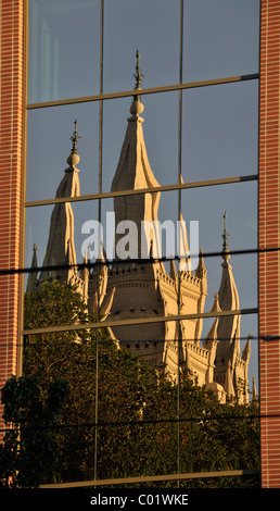 Reflexion in einem Bürogebäude, Tempel von die Kirche von Jesus Christus von Heiligen, Kirche der Mormonen, Temple Square Stockfoto