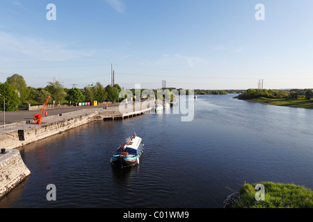 Boot auf dem Fluss Shannon, Shannonbridge, County Offaly, Leinster, Irland, Europa Stockfoto