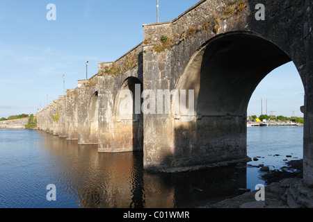 Alte Brücke über den Fluss Shannon, Shannonbridge, County Offaly und Roscommon, Irland, Europa Stockfoto