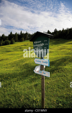 Wandern Zeichen, Weiden Groeblalm Berg in der Nähe von Mittenwald, Karwendelgebirges Berge, Bereich Werdenfelser Land, Oberbayern Stockfoto