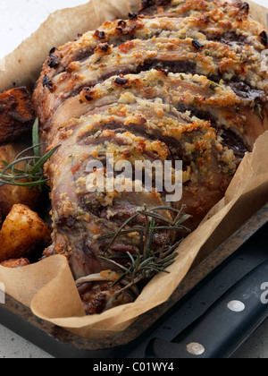 Gebratene Lammkeule in einem Bräter Stockfoto