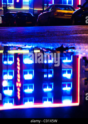 Leuchtreklame eines Bordells spiegelt sich in einer Pfütze, Duisburg, Nordrhein-Westfalen, Deutschland, Europa Stockfoto