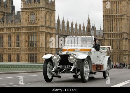 Ein Oldtimer Rolls Royce Silver Ghost fährt vorbei die Houses of Parliament im Zentrum von London Stockfoto