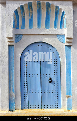 Typische gemalte blaue Eingangstür ein Haus, Medina, alte Stadt, Chefchaouen, Rif Berge, nördlichen Marokko, Marokko, Afrika Stockfoto