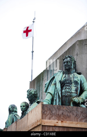 Hohenzollern-Denkmal Denkmal mit dem roten Kreuz Flagge, Karneval in Köln, Nordrhein-Westfalen, Deutschland, Europa Stockfoto