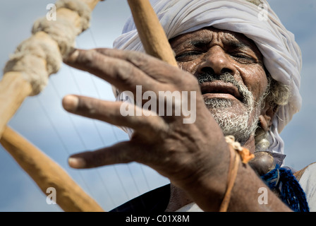 Älterer Mann der Beduinen während der Beduinen Kulturfestival, ägyptischen Beduinen treffen in Wadi el-Gamal-Nationalpark Stockfoto