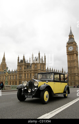 Eine 1932 20/25 Oldtimer Rolls Royce fährt vorbei an Big Ben im Zentrum von London Stockfoto