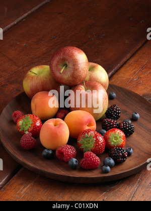 Ein Haufen von frischen reifen Früchten Äpfel Erdbeeren Heidelbeeren Brombeeren Himbeeren und Aprikosen Stockfoto