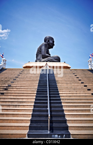 Die riesige Statue des verehrten Mönch Luang Pu Thuat am Wat Huay Mongkol Hua Hin Thailand Asien etwa 31,5 Fuß in der Höhe zu messen. Stockfoto