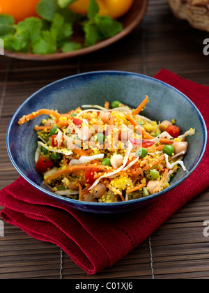 Salat mit Kichererbsen und Erbsen Stockfoto